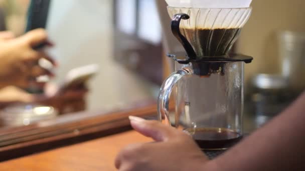 Indonesisk Baristasa Förbereder Droppbryggt Kaffe Alternativ Kaffebryggningsmetod Med Hjälp Dropp — Stockvideo