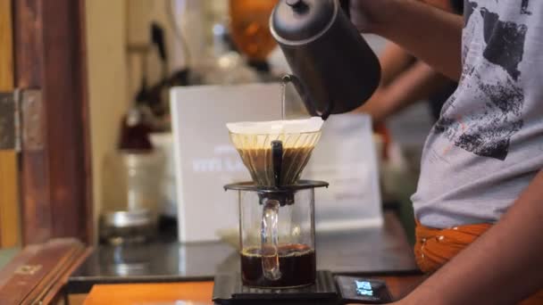 Indonezyjska Baristasa Przygotowująca Kawę Drip Brew Alternatywna Metoda Zaparzania Kawy — Wideo stockowe
