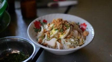 Bir kase Endonezya tavuk çorbası ya da soto ayam hazırla. Endonezya, Tarakan 'daki müşterilere taze tavuk çorbası (soto ayam) hazırlayan bir satıcı. Soto ayam hazırlanıyor. Seçici odak.