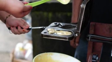 Kore usulü gözleme (Bungeoppang), Güney Kore 'de tatlı kırmızı fasulyeli balık şeklinde ekmek, sokak yemeği. Kış yemeği - El yapımı Bungeoppang (balık şeklinde ekmek))
