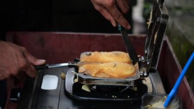 Kore usulü gözleme (Bungeoppang), Güney Kore 'de tatlı kırmızı fasulyeli balık şeklinde ekmek, sokak yemeği. Kış yemeği - El yapımı Bungeoppang (balık şeklinde ekmek))