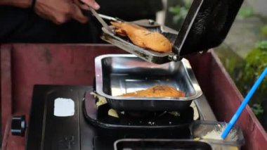 Kore usulü gözleme (Bungeoppang), Güney Kore 'de tatlı kırmızı fasulyeli balık şeklinde ekmek, sokak yemeği. Kış yemeği - El yapımı Bungeoppang (balık şeklinde ekmek))