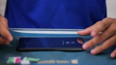 Bakım ve akıllı telefonları tamir etmek. El telefon ekranını temizliyor. Bir sürü sertleştirilmiş cam ekran koruyucu. Mobil ekran koruyucusu. Koruyucu kapak filmi kurulumu