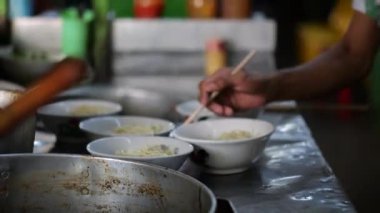 Seçici odak noktası Mie ayam, mi ayam ya da bakmi ayam Endonezya 'da tavuk bakmisi, kelimenin tam anlamıyla tavuk eriştesi, Endonezya' da yaygın olarak kullanılan, dilimlenmiş tavuk eti üzerine baharatlı sarı buğday eriştesidir.,