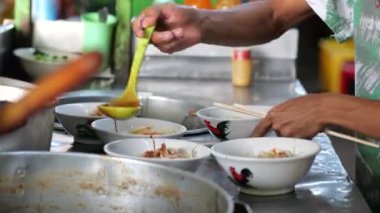 Seçici odak noktası Mie ayam, mi ayam ya da bakmi ayam Endonezya 'da tavuk bakmisi, kelimenin tam anlamıyla tavuk eriştesi, Endonezya' da yaygın olarak kullanılan, dilimlenmiş tavuk eti üzerine baharatlı sarı buğday eriştesidir.,