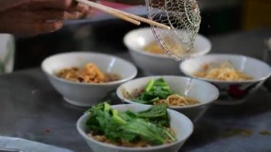 Seçici odak noktası Mie ayam, mi ayam ya da bakmi ayam Endonezya 'da tavuk bakmisi, kelimenin tam anlamıyla tavuk eriştesi, Endonezya' da yaygın olarak kullanılan, dilimlenmiş tavuk eti üzerine baharatlı sarı buğday eriştesidir.,