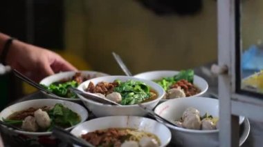 Seçici odak noktası Mie ayam, mi ayam ya da bakmi ayam Endonezya 'da tavuk bakmisi, kelimenin tam anlamıyla tavuk eriştesi, Endonezya' da yaygın olarak kullanılan, dilimlenmiş tavuk eti üzerine baharatlı sarı buğday eriştesidir.,