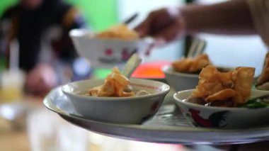 Seçici odak noktası Mie ayam, mi ayam ya da bakmi ayam Endonezya 'da tavuk bakmisi, kelimenin tam anlamıyla tavuk eriştesi, Endonezya' da yaygın olarak kullanılan, dilimlenmiş tavuk eti üzerine baharatlı sarı buğday eriştesidir.,