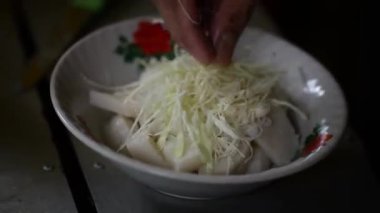 Bir kase Endonezya tavuk çorbası ya da soto ayam hazırla. Endonezya, Tarakan 'daki müşterilere taze tavuk çorbası (soto ayam) hazırlayan bir satıcı. Soto ayam hazırlanıyor. Seçici odak
