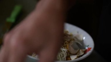 Bir kase Endonezya tavuk çorbası ya da soto ayam hazırla. Endonezya, Tarakan 'daki müşterilere taze tavuk çorbası (soto ayam) hazırlayan bir satıcı. Soto ayam hazırlanıyor. Seçici odak