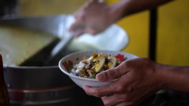 Приготуйте Миску Індонезійського Курячого Супу Або Сото Постачальник Який Готує — стокове відео