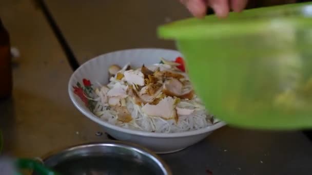 Bereid Een Kom Indonesische Kippensoep Soto Ayam Een Verkoper Die — Stockvideo