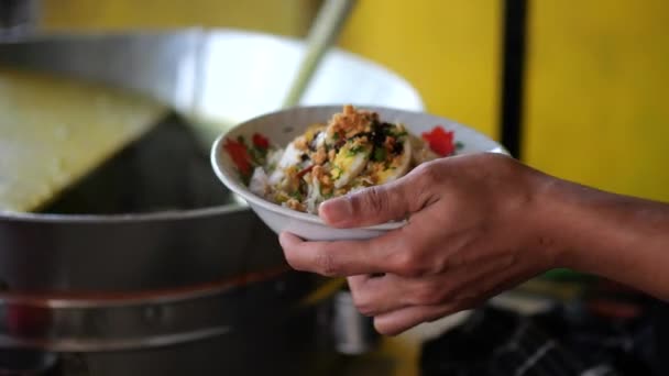Préparez Bol Soupe Poulet Indonésienne Soto Ayam Vendeur Préparant Soupe — Video