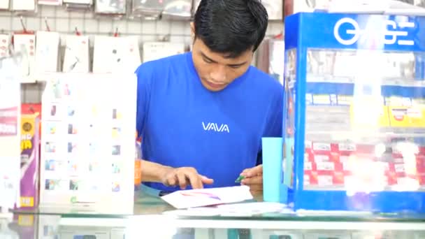 Tarakan Endonezya 03132024 Akıllı Telefonların Bakım Onarımı Telefon Ekranını Temizliyor — Stok video