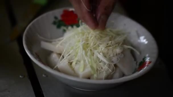 准备一碗印尼鸡汤或苏打水 在印度尼西亚的塔拉坎 一个供应商正在为顾客准备新鲜鸡汤 苏托羊肉 准备苏托 有选择的重点 — 图库视频影像