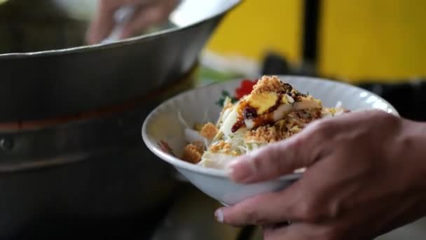 インドネシアのチキンスープやソトドールのボウルを準備します インドネシア タラカンのお客様に新鮮なチキンスープ ラモンガンを準備するベンダー スコット ムーンを準備する 選択的なフォーカス — ストック動画