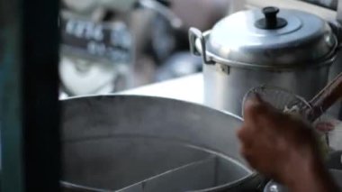 Seçici odak noktası Mie ayam, mi ayam ya da bakmi ayam Endonezya 'da tavuk bakmisi, kelimenin tam anlamıyla tavuk eriştesi, Endonezya' da yaygın olarak kullanılan, dilimlenmiş tavuk eti üzerine baharatlı sarı buğday eriştesidir.,