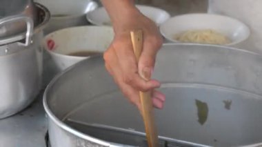 Seçici odak noktası Mie ayam, mi ayam ya da bakmi ayam Endonezya 'da tavuk bakmisi, kelimenin tam anlamıyla tavuk eriştesi, Endonezya' da yaygın olarak kullanılan, dilimlenmiş tavuk eti üzerine baharatlı sarı buğday eriştesidir.,