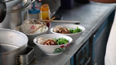 Seçici odak noktası Mie ayam, mi ayam ya da bakmi ayam Endonezya 'da tavuk bakmisi, kelimenin tam anlamıyla tavuk eriştesi, Endonezya' da yaygın olarak kullanılan, dilimlenmiş tavuk eti üzerine baharatlı sarı buğday eriştesidir.,