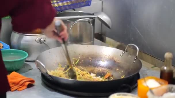 Preparazione Indonesia Tagliatelle Fritte Persona Che Cucina Spaghetti Fritti Wok — Video Stock
