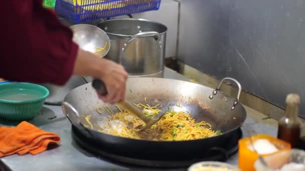 Endonezya Usulü Kızarmış Erişte Hazırlanıyor Mutfakta Tavada Kızarmış Erişte Pişiren — Stok video