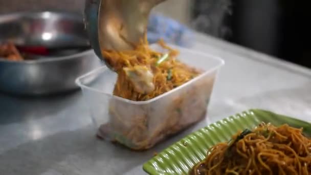 Připravuju Indonéské Smažené Nudle Osoba Vařící Smažené Nudle Wok Kuchyni — Stock video