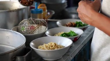 Seçici odak noktası Mie ayam, mi ayam ya da bakmi ayam Endonezya 'da tavuk bakmisi, kelimenin tam anlamıyla tavuk eriştesi, Endonezya' da yaygın olarak kullanılan, dilimlenmiş tavuk eti üzerine baharatlı sarı buğday eriştesidir.,