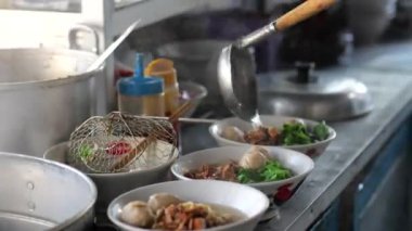 Seçici odak noktası Mie ayam, mi ayam ya da bakmi ayam Endonezya 'da tavuk bakmisi, kelimenin tam anlamıyla tavuk eriştesi, Endonezya' da yaygın olarak kullanılan, dilimlenmiş tavuk eti üzerine baharatlı sarı buğday eriştesidir.,
