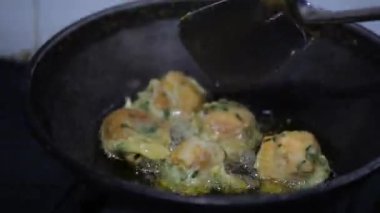 Endonezyalı bir kadın evde tahu isi ya da kızarmış tofu adında yemek hazırlıyor. Tahu isi tipik bir Endonezya sokak yemeği. Sebzeli ya da pirinçli tofu.. 