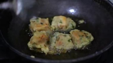 Endonezyalı bir kadın evde tahu isi ya da kızarmış tofu adında yemek hazırlıyor. Tahu isi tipik bir Endonezya sokak yemeği. Sebzeli ya da pirinçli tofu.. 