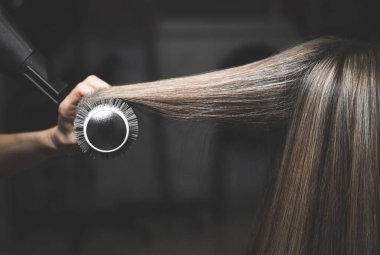 Saç kurutma makinesi, konsept kesim salonu, kadın stilisti..