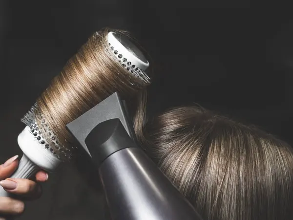 Saç Kurutma Makinesi Konsept Kesim Salonu Kadın Stilisti — Stok fotoğraf