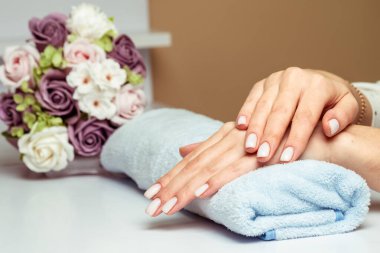 Kadın el bakımı. Eller ve spa rahatlatıcı. Güzel kadın tırnakları..