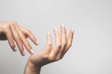 Kadın el bakımı. Eller ve spa rahatlatıcı. Güzel kadın tırnakları..
