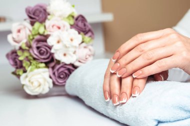 Kadın el bakımı. Eller ve spa rahatlatıcı. Güzel kadın tırnakları..