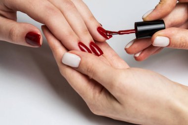 Güzellik Salonu manikür ustası su kuyusu-damat nazik eller jel kaplama çivi yakın çekim uygulamak