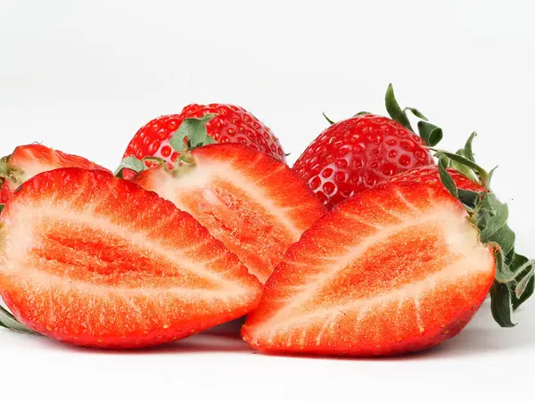 Deliciosas Fresas Rojas Frescas Sobre Fondo Blanco — Foto de Stock