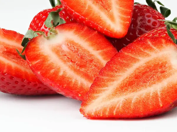 白色背景的鲜红草莓 — 图库照片