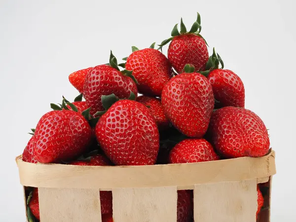 Korb Voller Saftig Reifer Roter Erdbeeren Mit Stielen Nahaufnahme Über Stockbild
