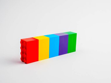 Beyaz arkaplanda izole edilmiş renkli plastik oyuncak blokları.