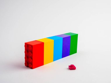 Beyaz arkaplanda izole edilmiş renkli plastik oyuncak blokları.