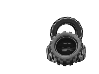 Üç yeni lastik kar lastiği beyaz arka planda izole edilmiş..