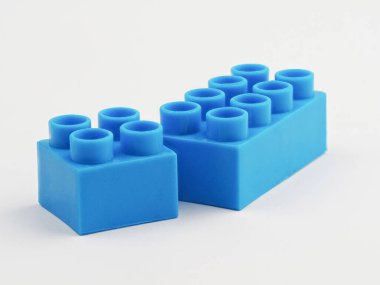 Beyaz Arkaplanda Mavi Plastik Lego Bloğu. Çocuk Oyuncak Brick, Perspektif Manzarası. Yapıcılar İçin Bir Oyun Bloğunun Görünümünü Kapat.