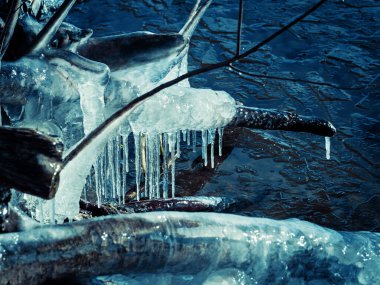 Buz saçağı, kirli buz sarkıtı kirli karı erittiğinde aşağı doğru keskinleşir