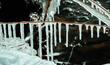 Buz saçağı, kirli buz sarkıtı kirli karı erittiğinde aşağı doğru keskinleşir