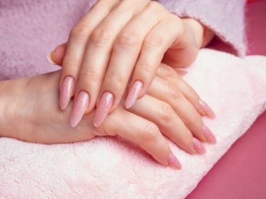 Güzel Kadın Elleri. Spa ve Manikür konsepti. Pembe manikürlü kadın elleri.