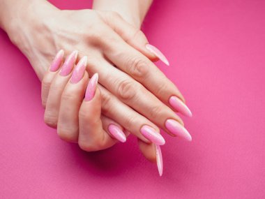 Güzel Kadın Elleri. Spa ve Manikür konsepti. Pembe manikürlü kadın elleri.
