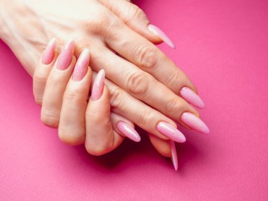 Güzel Kadın Elleri. Spa ve Manikür konsepti. Pembe manikürlü kadın elleri.