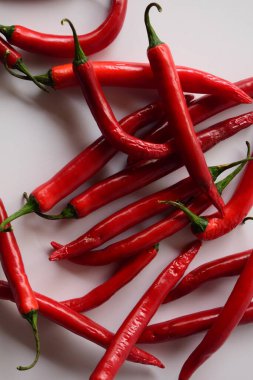 Beyaz arka planda kırmızı biber çeşitleri
