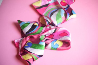 Renkli retro blok baskısı 60 'ın ipek eşarbı 